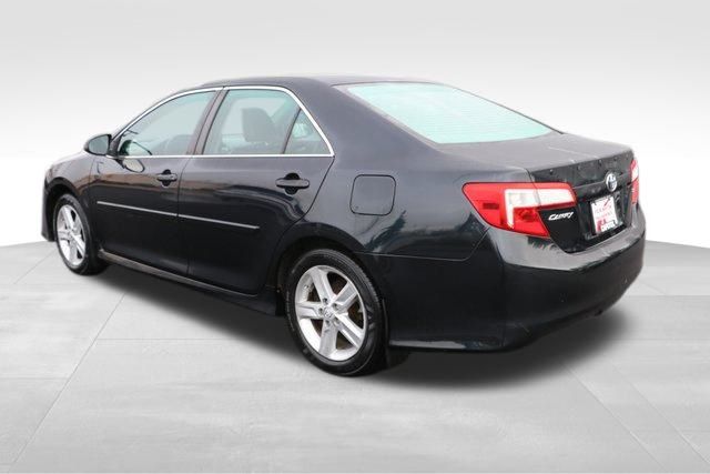 2013 Toyota Camry SE 18