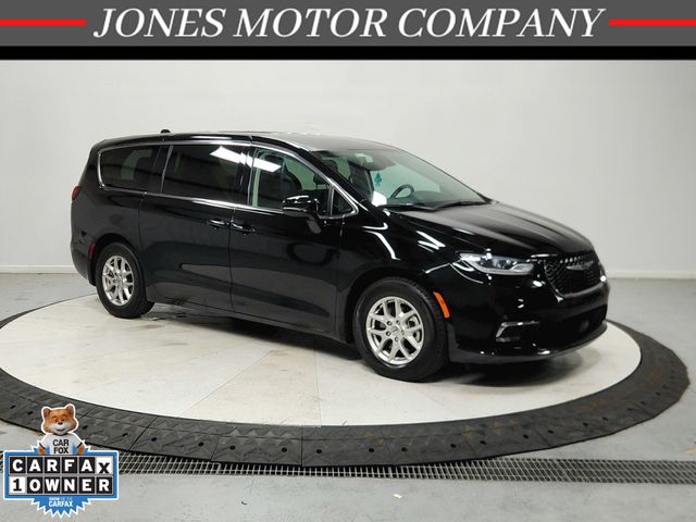 Diamond Black Crystal Pearlcoat 2024 Chrysler Pacifica Minivan Front-Wheel Drive 9-Speed Automatic