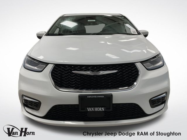 2023 Chrysler Pacifica Touring L photo
