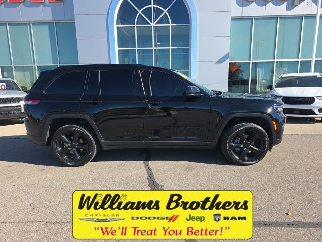 2024 Jeep Grand Cherokee Altitude X - Diamond Black Crystal Pearlcoat exterior view 4
