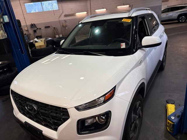 Lunar White 2025 Hyundai Venue SUV / Crossover Front-Wheel Drive Continuously Variable Transmission