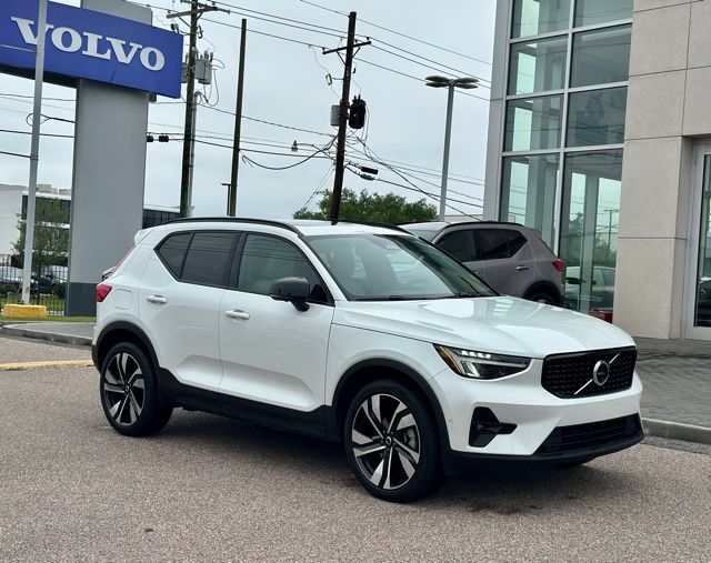 2025 Volvo XC40 B5 Plus Dark Theme