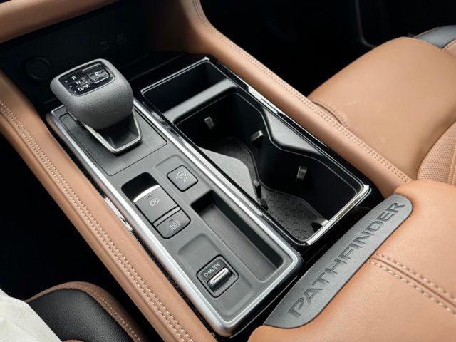 Used 2025 White Nissan Platinum image 25