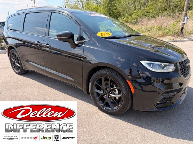 Diamond Black Crystal Pearlcoat 2025 Chrysler Pacifica Minivan Front-Wheel Drive 9-Speed Automatic