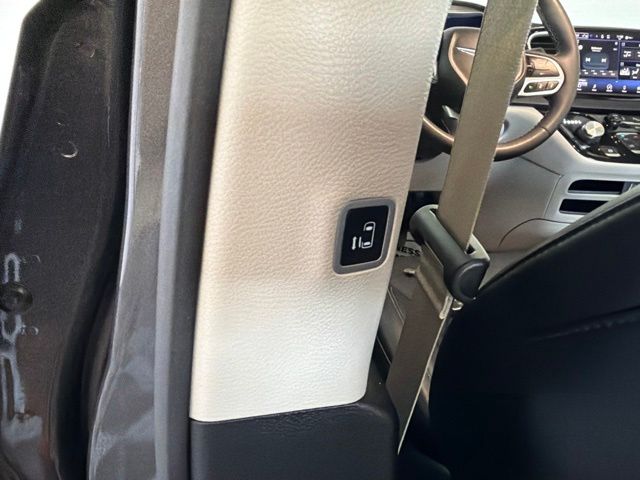 Used 2023 Chrysler Pacifica Van