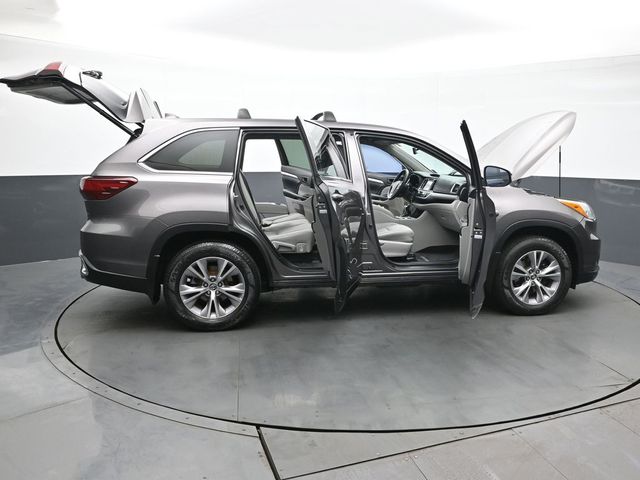 2016 Toyota Highlander LE Plus V6 49