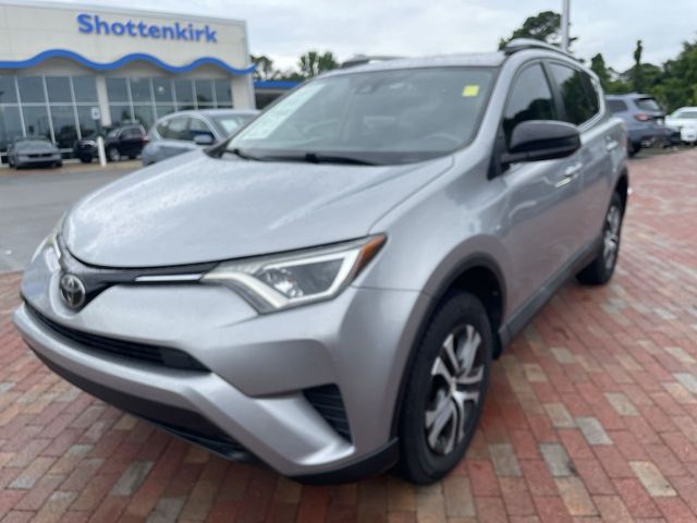 2018 Toyota RAV4 LE's photo