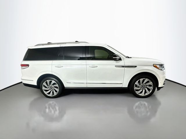 Thumbnail: 2023 Lincoln Navigator - 4