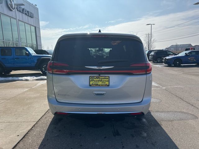 2026 Chrysler Pacifica Select - Silver Mist Clearcoat exterior view 6