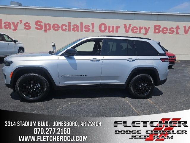  2024 Jeep Grand Cherokee Altitude 4WD   