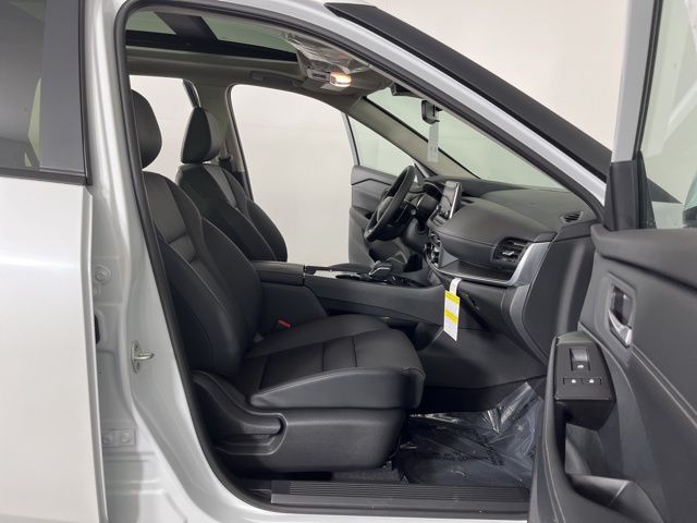 2025 Everest White Pearl Nissan Rogue SV FWD SUV