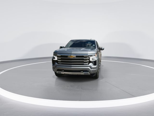 Used 2025 Gray Chevrolet High Country image 3