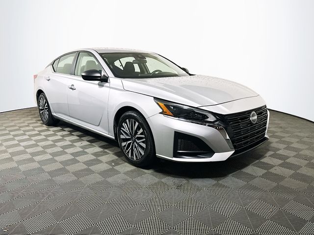Brilliant Silver Metallic 2024 Nissan Altima Sedan Front-Wheel Drive Continuously Variable Transmission