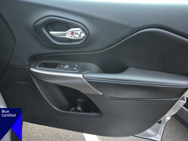 Used 2019 Silver Jeep Latitude image 32
