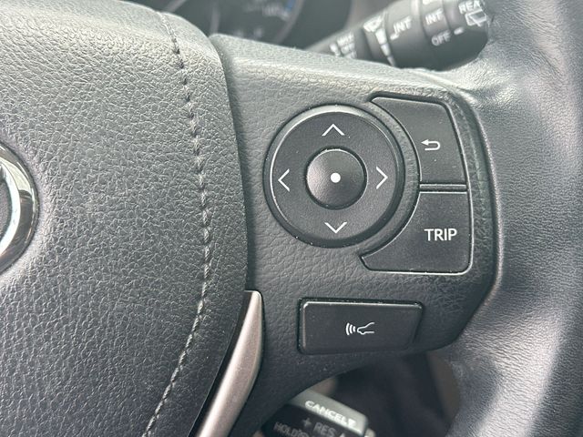 Used 2018 Silver Toyota XLE image 41