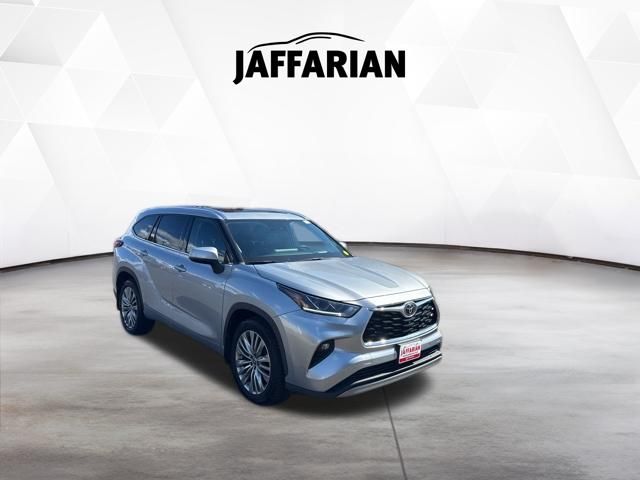 Celestial Silver 2022 Toyota Highlander Platinum AWD SUV / Crossover All-Wheel Drive 8-Speed Automatic