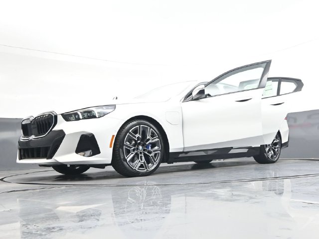 New 2027 White BMW 550e xDrive image 43