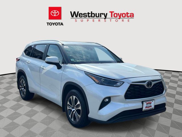 White (Wind Chill Pearl) 2023 Toyota Highlander XLE AWD SUV / Crossover All-Wheel Drive 8-Speed Automatic