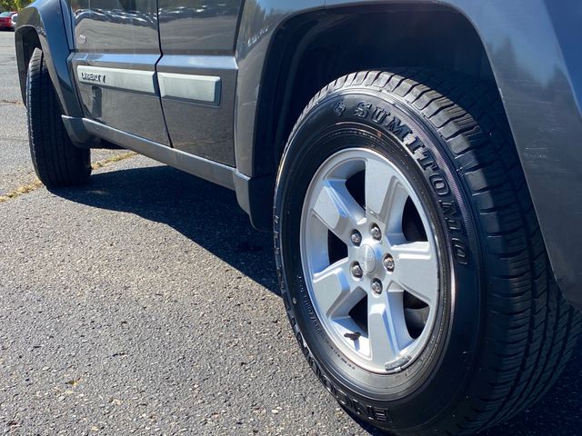 2010 Jeep Liberty Sport 13