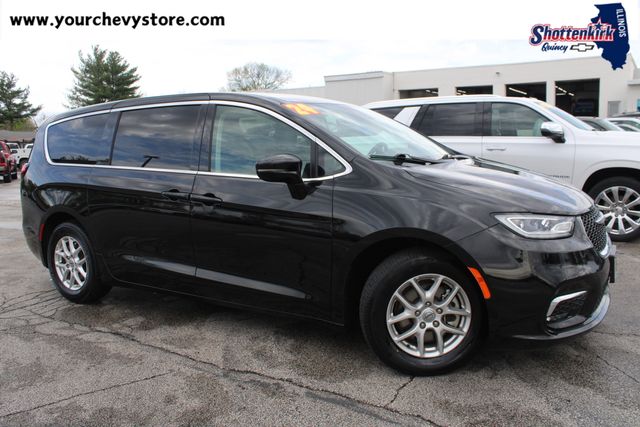 Diamond Black Crystal Pearlcoat 2024 Chrysler Pacifica Minivan Front-Wheel Drive 9-Speed Automatic