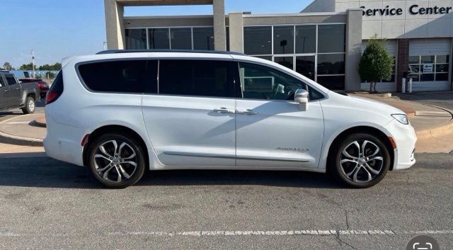 2022 Bright White Clearcoat Chrysler Pacifica Pinnacle AWD Van