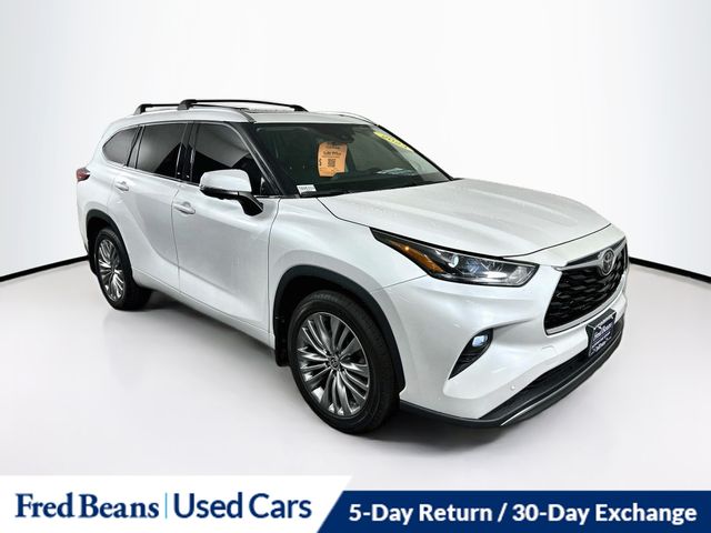 White (Wind Chill Pearl) 2023 Toyota Highlander SUV / Crossover All-Wheel Drive 8-Speed Automatic