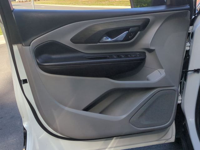 Used 2019 White GMC SLT image 30