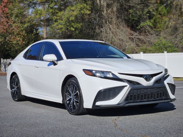 2022 Toyota Camry SE's photo