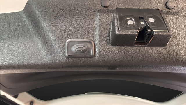 Used 2014 White Diamond Clearcoat GMC Denali image 34