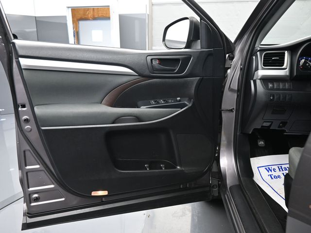 2019 Toyota Highlander LE photo