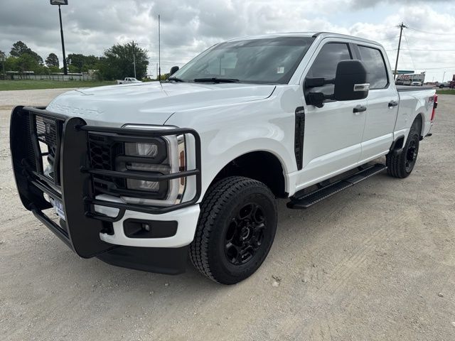 Oxford White 2025 Ford F-250 Super Duty XL Crew Cab 4WD Pickup Truck Four-Wheel Drive Automatic
