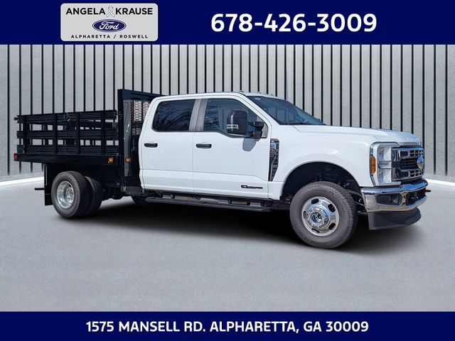 Oxford White 2025 Ford F-350 Super Duty Chassis XL Crew Cab DRW 4WD Pickup Truck Four-Wheel Drive Automatic