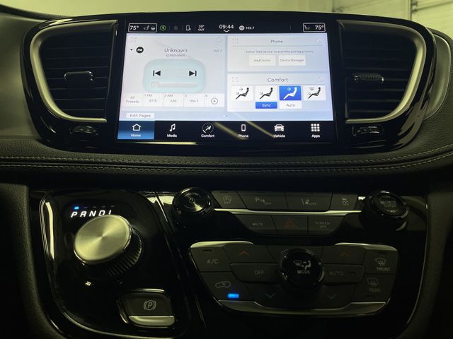 2023 Chrysler Pacifica Touring L photo