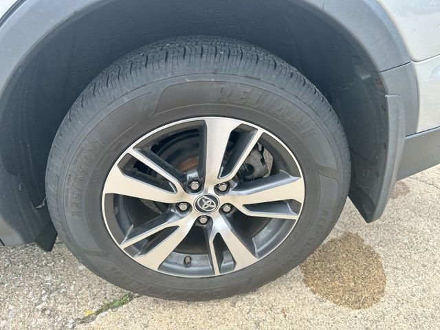 Used 2018 Silver Toyota XLE image 45