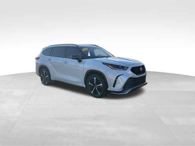 used 2022 Toyota Highlander car, priced at $31,899