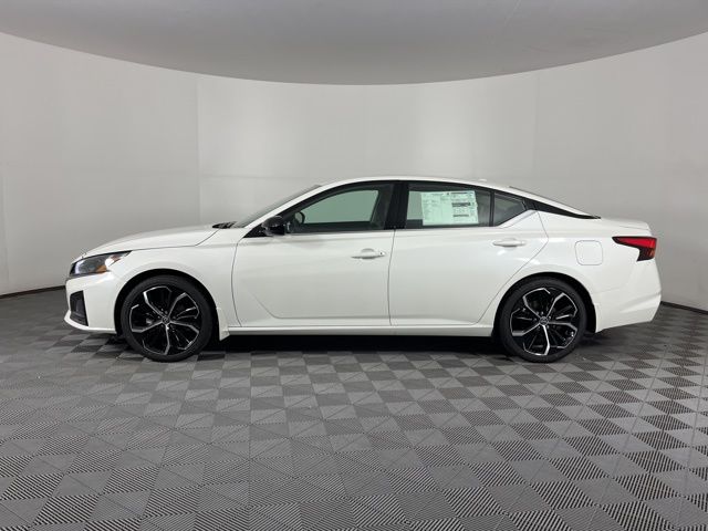 2025 Pearl White Tricoat Nissan Altima 2.5 SR FWD Sedan