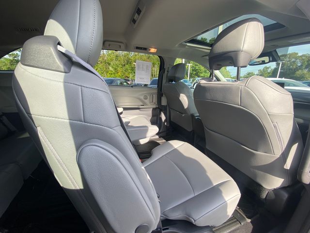 2022 Toyota Sienna XLE 42