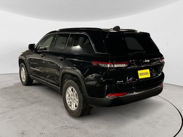 New 2025 Diamond Black Jeep Laredo image 3