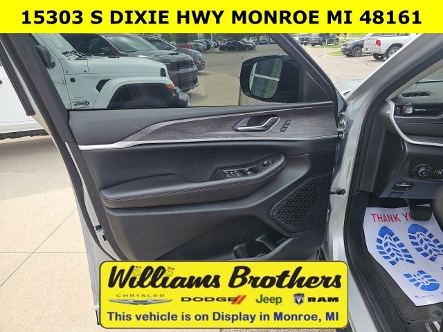 2024 Jeep Grand Cherokee L Limited - Silver Zynith exterior view 14