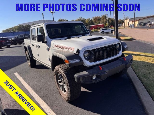 Bright White Clearcoat 2026 Jeep Gladiator Pickup Truck Four-Wheel Drive 8-Speed Automatic