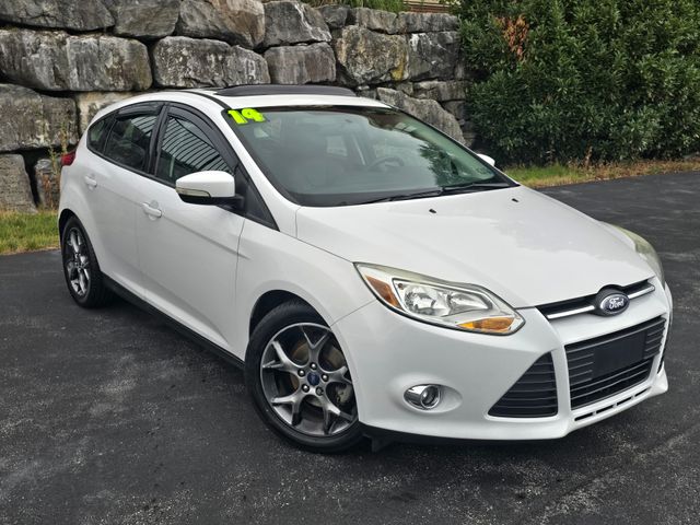 Oxford White 2014 Ford Focus Hatchback Front-Wheel Drive 6-Speed Automatic