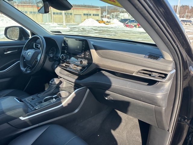 used 2021 Toyota Highlander car, priced at $28,899