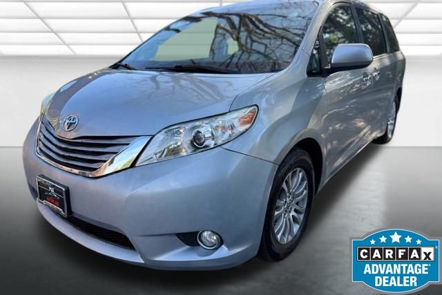 2016 Toyota Sienna XLE 7-Passenger Auto Access Seat