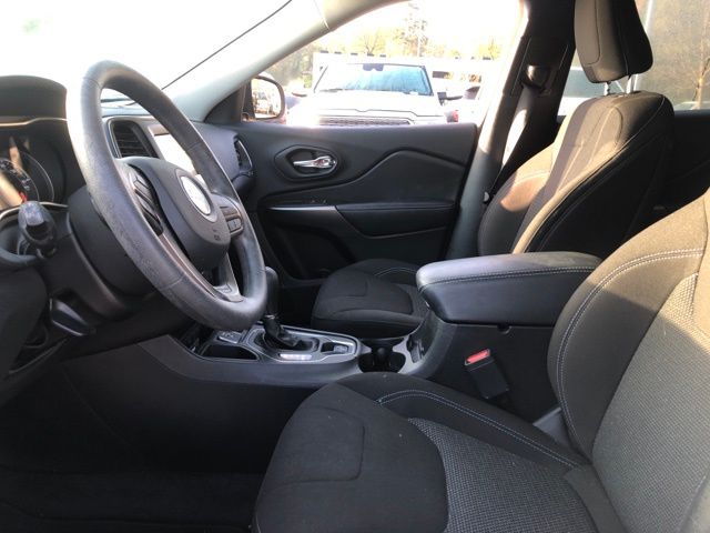 Used 2020 White Jeep Latitude image 11