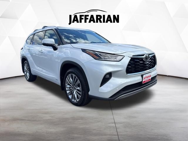 White (Wind Chill Pearl) 2026 Toyota Highlander Hybrid Platinum AWD SUV / Crossover All-Wheel Drive Continuously Variable Transmission