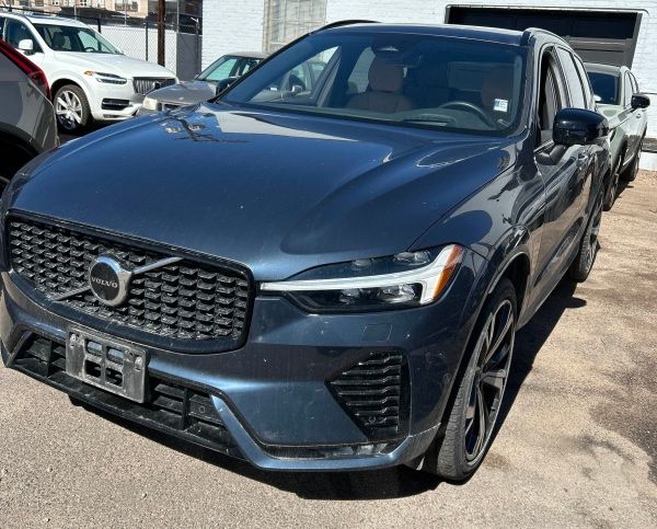 2023 Volvo XC60 B5 Ultimate Dark Theme