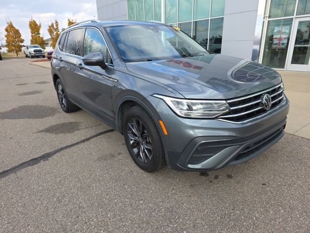 2024 Volkswagen Tiguan 2.0T SE - Pure White exterior view 3