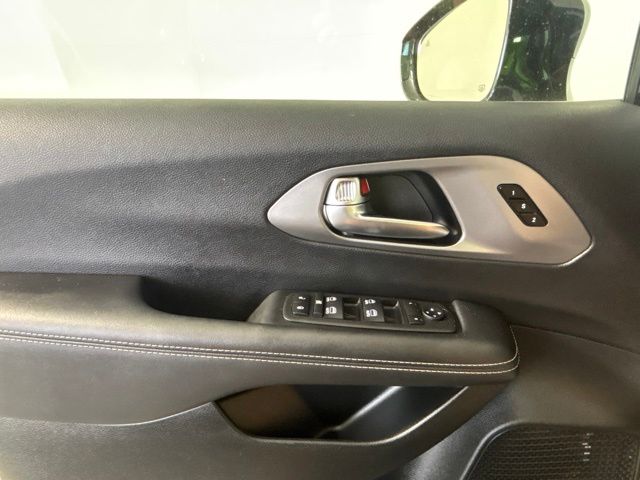 Used 2025 Chrysler Pacifica Van