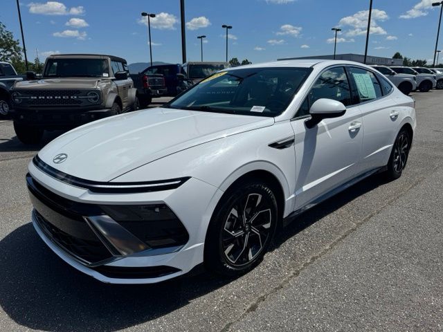 Used 2025 White Hyundai SEL image 3