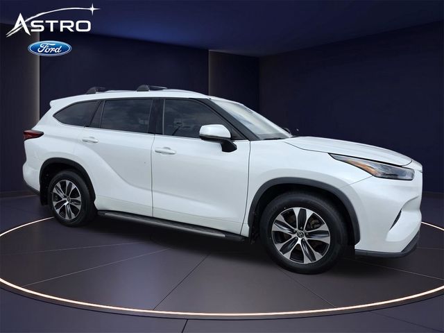 2022 Toyota Highlander XLE FWD